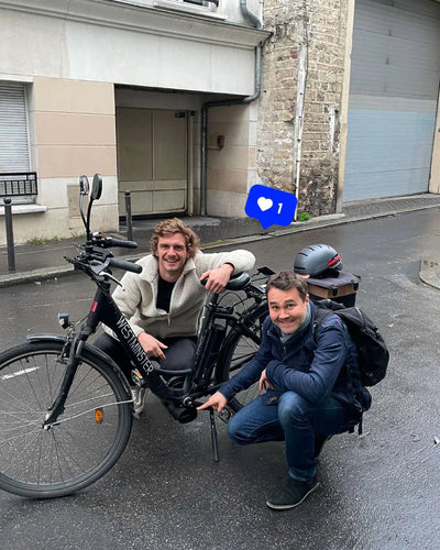 Deux hommes à côté d’un vélo de ville électrifié avec le kit Virvolt 900