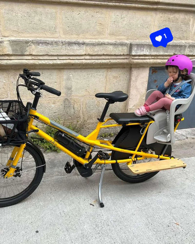 Vélo cargo longtail Yuba jaune avec enfant, équipé du kit électrique Virvolt 900
