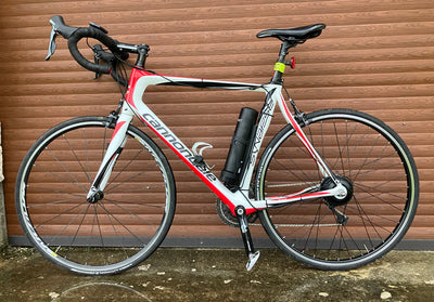 Vélo de route Cannondale électrifié avec moteur roue arrière et batterie 70 km