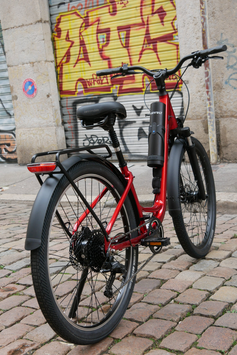 Vélo Cannondale de profil équipé du kit Virvolt 750 et de sa batterie 70 km