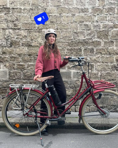 Femme sur un vélo hollandais électrifié avec le kit Virvolt 900
