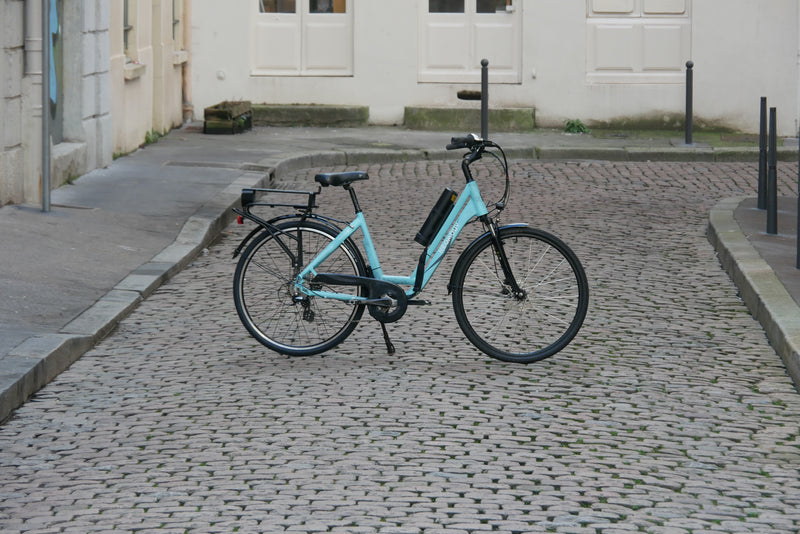 Vélo Neomouv équipé du kit Virvolt 750 avec moteur roue arrière