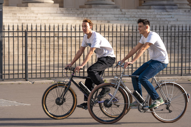 Deux vélos de ville équipés du kit d’électrification Virvolt 500 moteur avant